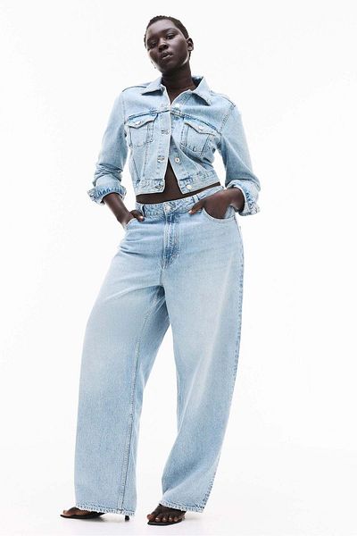 بنطال جينز واسع وواسع بقصّة منحنيات