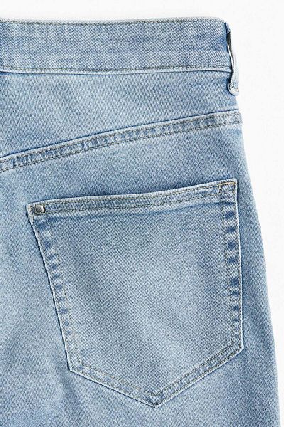 بنطال جينز ضيق يصل إلى الكاحل