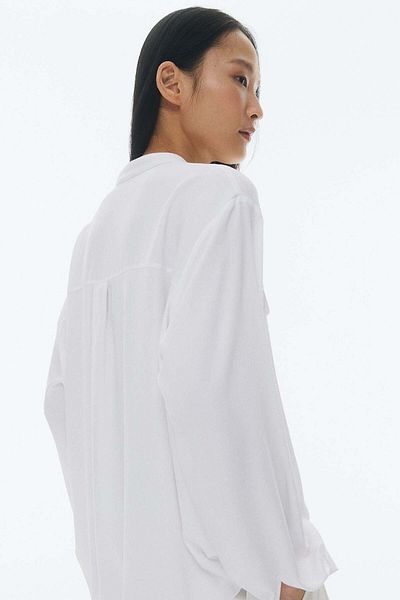 بلوزة بياقة شريطية