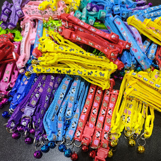 30 قطعة أطواق كرتونية للحيوانات الأليفة مع جرس - أطواق نايلون ملونة للكلاب والقطط الصغيرة والأرانب، أنماط حيوانية لطيفة، بطاقات هوية مضادة للفقدان مريحة ومتينة، تشكيلة متعددة الألوان، إكسسوارات أمان الحيوانات الأليفة، تصاميم طوق مرحة