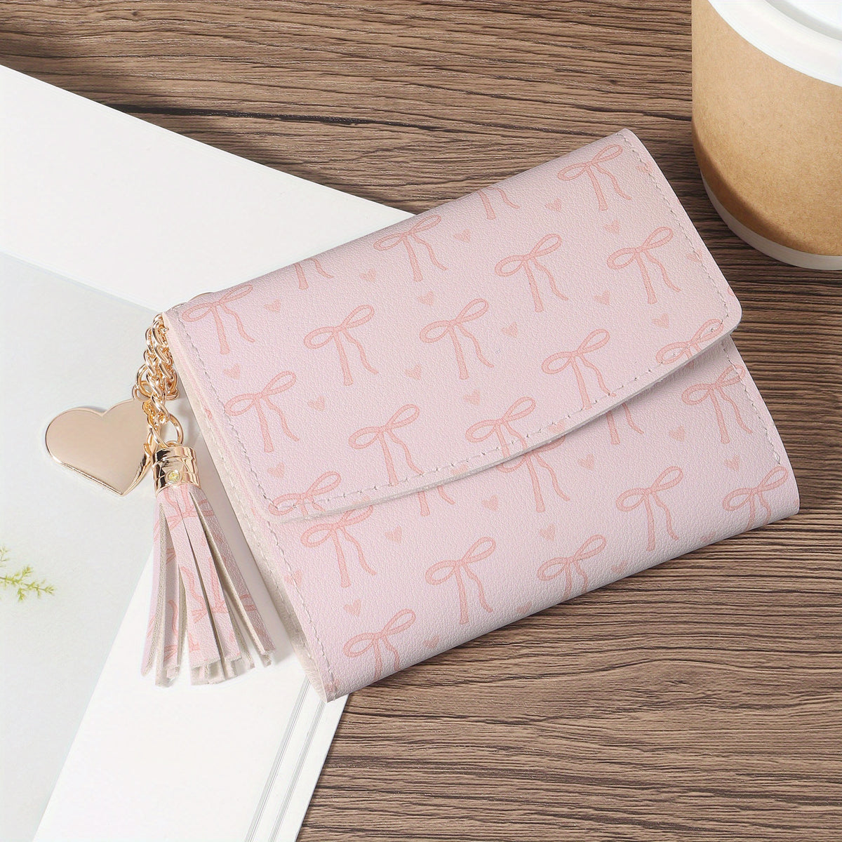 محفظة نسائية بربطة على شكل قوس باللون الوردي - حامل بطاقة ائتمان أنيق وقابل للطي مع شارة قلب معدنية، محفظة غير رسمية، تخزين بطاقة الائتمان | تصميم بربطة على شكل قوس | تفاصيل شرابة