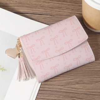 محفظة نسائية بربطة على شكل قوس باللون الوردي - حامل بطاقة ائتمان أنيق وقابل للطي مع شارة قلب معدنية، محفظة غير رسمية، تخزين بطاقة الائتمان | تصميم بربطة على شكل قوس | تفاصيل شرابة