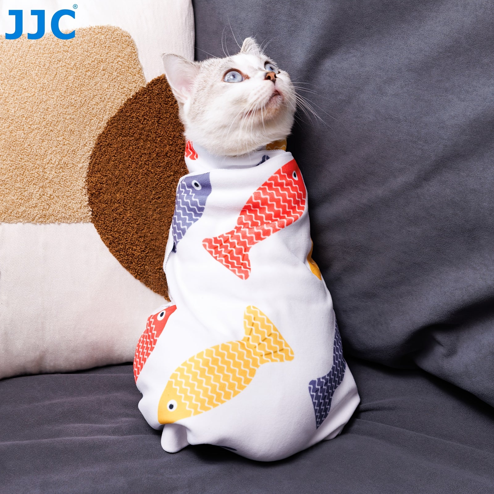 لفافة العناية بالقطط ذاتية اللصق كبيرة من JJC - بوليستر ناعم ومريح لحماية الحيوانات الأليفة بنقشة سمكة مرحة، يمنع الهروب والخدش، مثالي لقص الأظافر وقصة شعر القدمين وتنظيف الأذن وإعطاء الدواء، غطاء أمان للحيوانات الأليفة | منع الهروب الآمن، أدوات تزيين الق