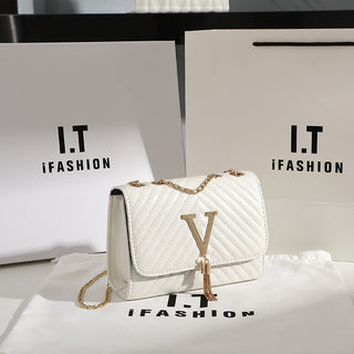 حقيبة نسائية أنيقة - تصميم مخطط مع تفاصيل طويلة ، وعتاد لون الذهب ، و مونوغرام "LV" ، متوفرة باللون الأبيض والأسود والوردي ، حزام متعدد الاستخدامات أو حقيبة يد مناسبة للمناسبات غير الرسمية أو الرسمية ، إكسسوار غير رسمي | ملمس مخطط | حزام متين ، محفظة