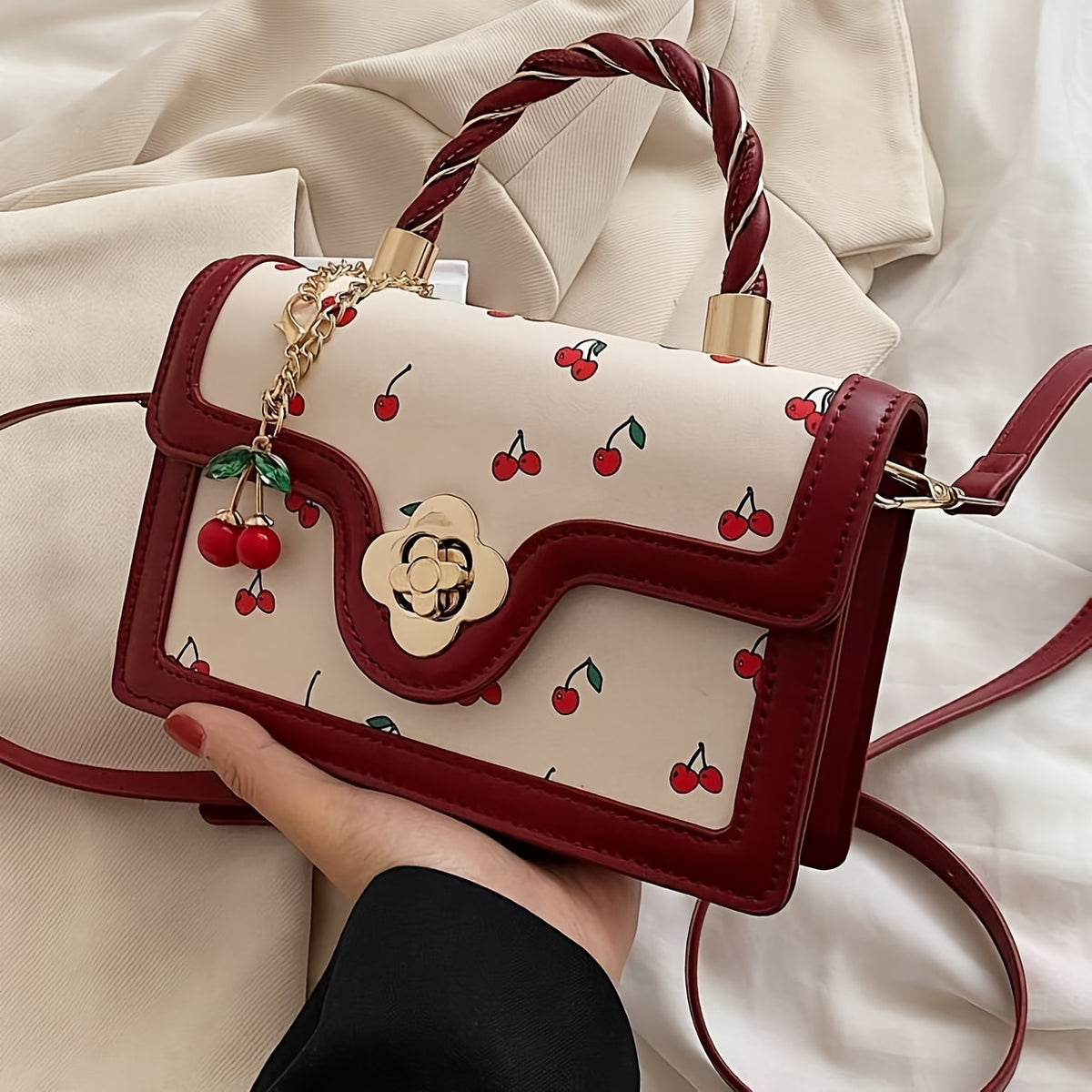 حقيبة يد فاخرة من البولي يوريثان بتصميم مربع متعدد الاستخدامات ونمط كرزية لطيف، مثالية للتسوق أو المواعيد أو كحقيبة كروسبودي، مع تمثيلات كرزية لطيفة.