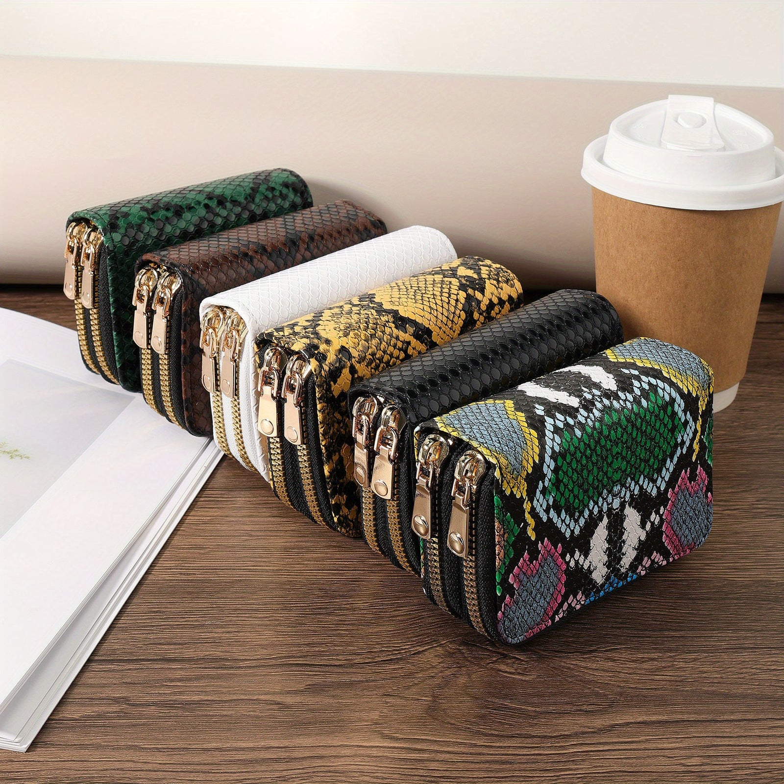 محفظة نسائية أنيقة بتصميم بسيط - محفظة نقود كبيرة السعة بسحاب مزدوج وبطانة بوليستر متينة، ألوان بيج فاتح ورسومات هندسية، مثالية للتنقل اليومي والخروجات العادية، إغلاق بسحاب معدني، تصميم أنيق ومختلف الاستخدامات، حقيبة سفر عصرية