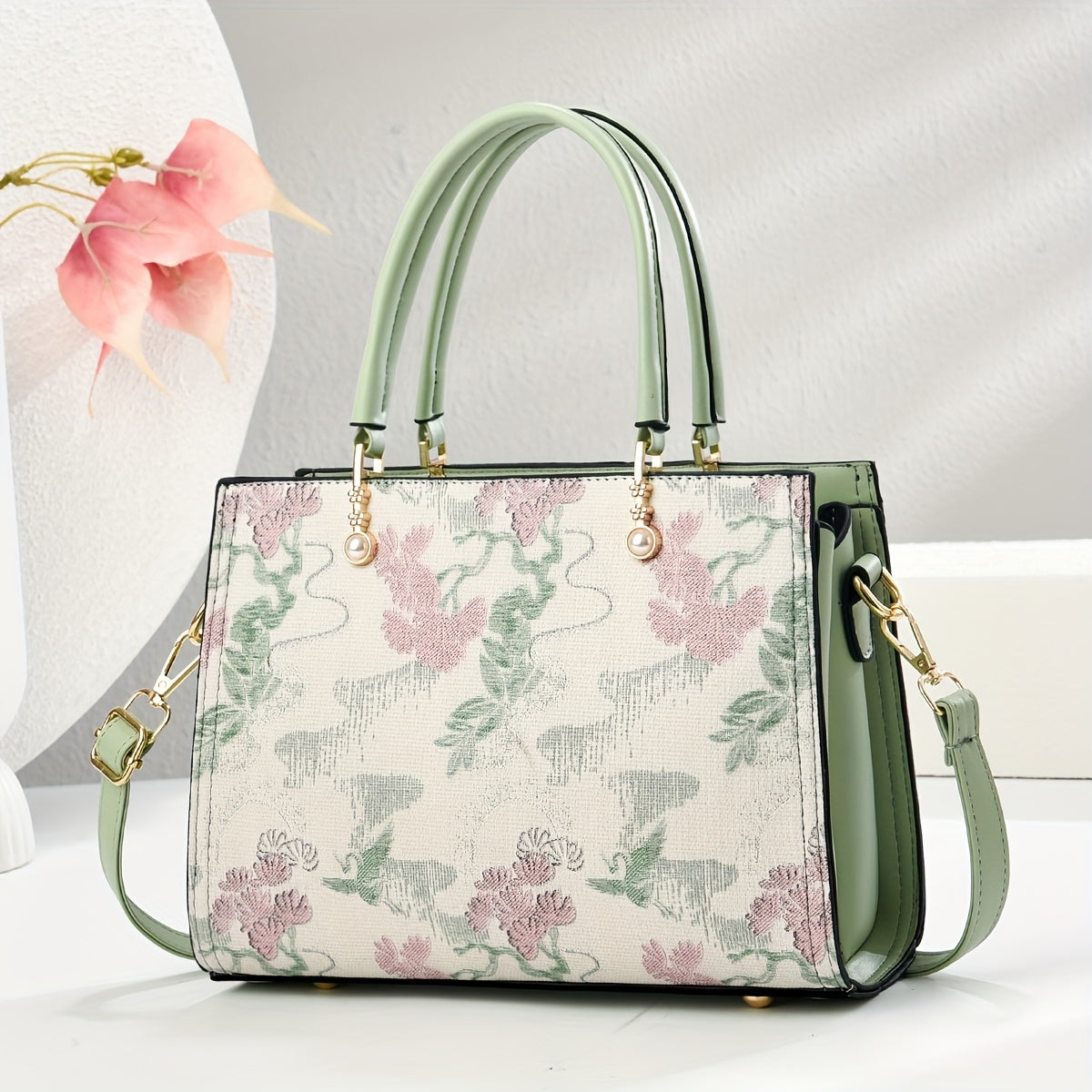 حقيبة يد نسائية أنيقة بنقوش زهور - حقيبة كروسبودي باللون الأسود والأبيض بأسلوب صيني مع حزام قابل للفصل، أجزاء معدنية بلون ذهبي، وإغلاق بسحاب