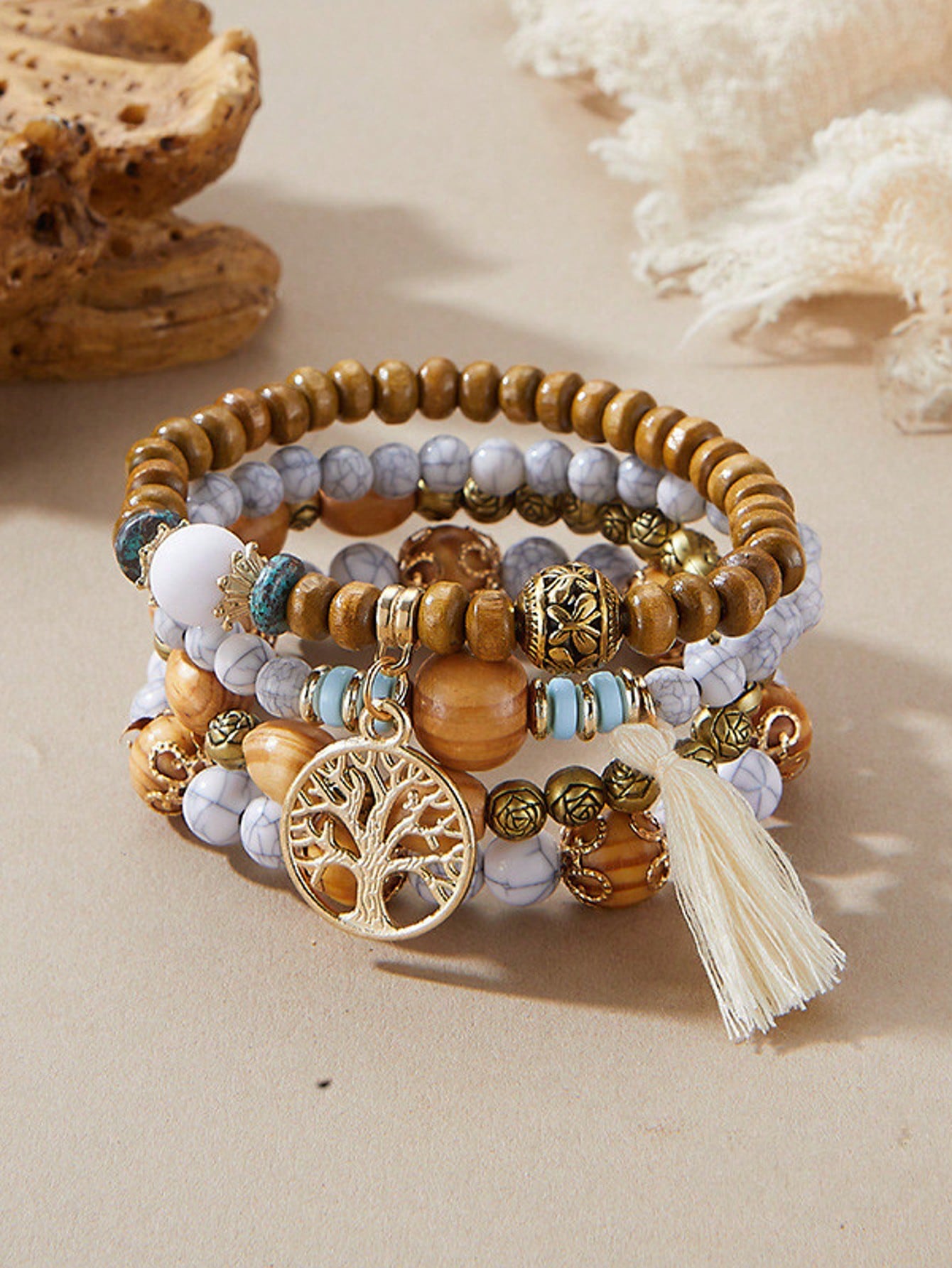 4 أطقم من أساور الخرز الخشبي والشرابات بطراز بوهيمي، متعددة الألوان ومتعددة الطبقات للرجال والنساء