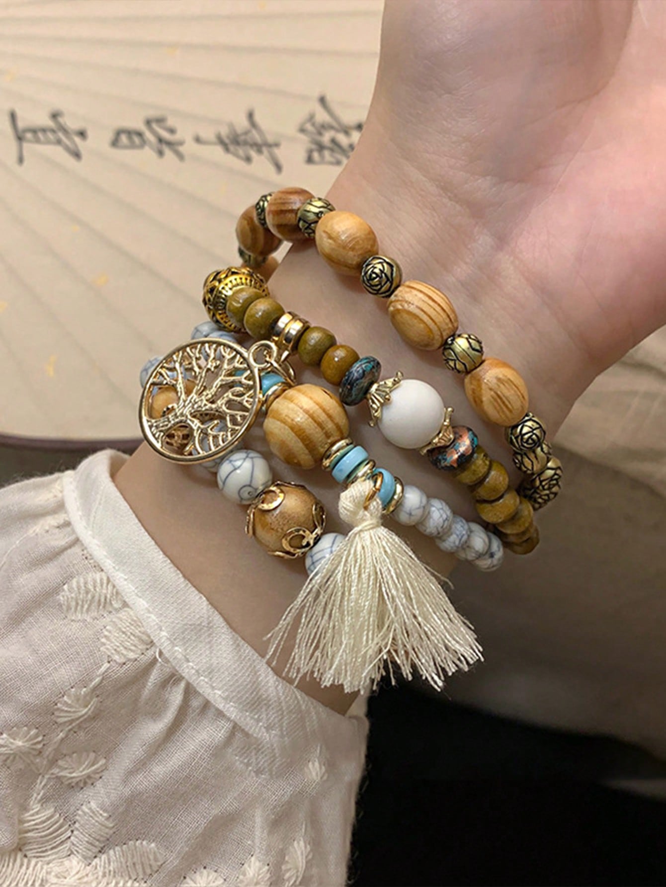 4 أطقم من أساور الخرز الخشبي والشرابات بطراز بوهيمي، متعددة الألوان ومتعددة الطبقات للرجال والنساء