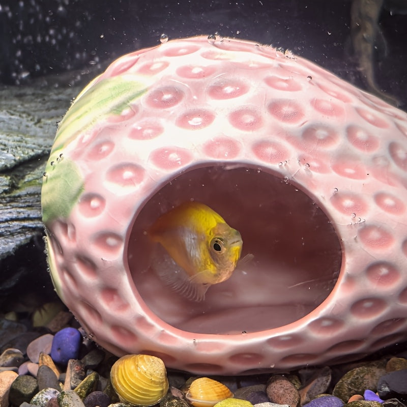 زينة حوض السمك الخزفي على شكل فراولة - ملاذ للبيض لأسماك، الجمبري، سرطان البحر والزواحف، ديكور طبيعي لحوضات المياه العذبة والمالحة، سلسلة الفاكهة الجديدة بتفاصيل البذور الوردية والأخضر، زينة أحياء واقعية، ملجأ الزواحف، لمحبي الحيوانات الأليفة