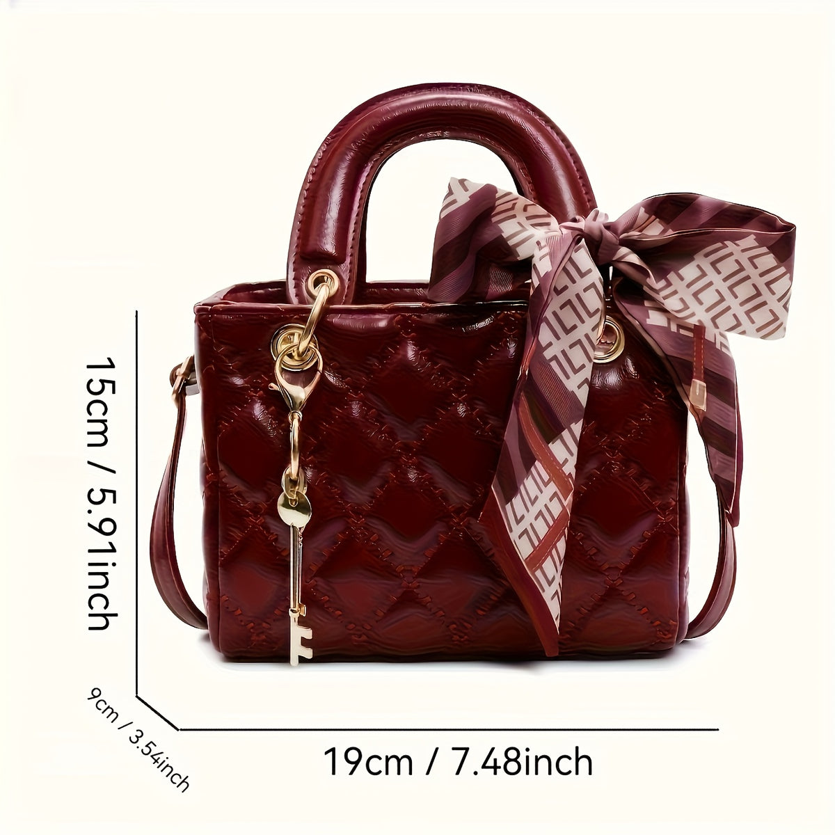 حقيبة مربعة جديدة أنيقة بتصميم كلاسيكي من البولي يوريثان مع تطريز مبطن بنقشة الشيك، وتزيين بمعلقات مفاتيح عصرية تعكس أسلوب شيك وأنيق. مثالية للحفلات، مزودة بمقابض مزدوجة ومحمولة