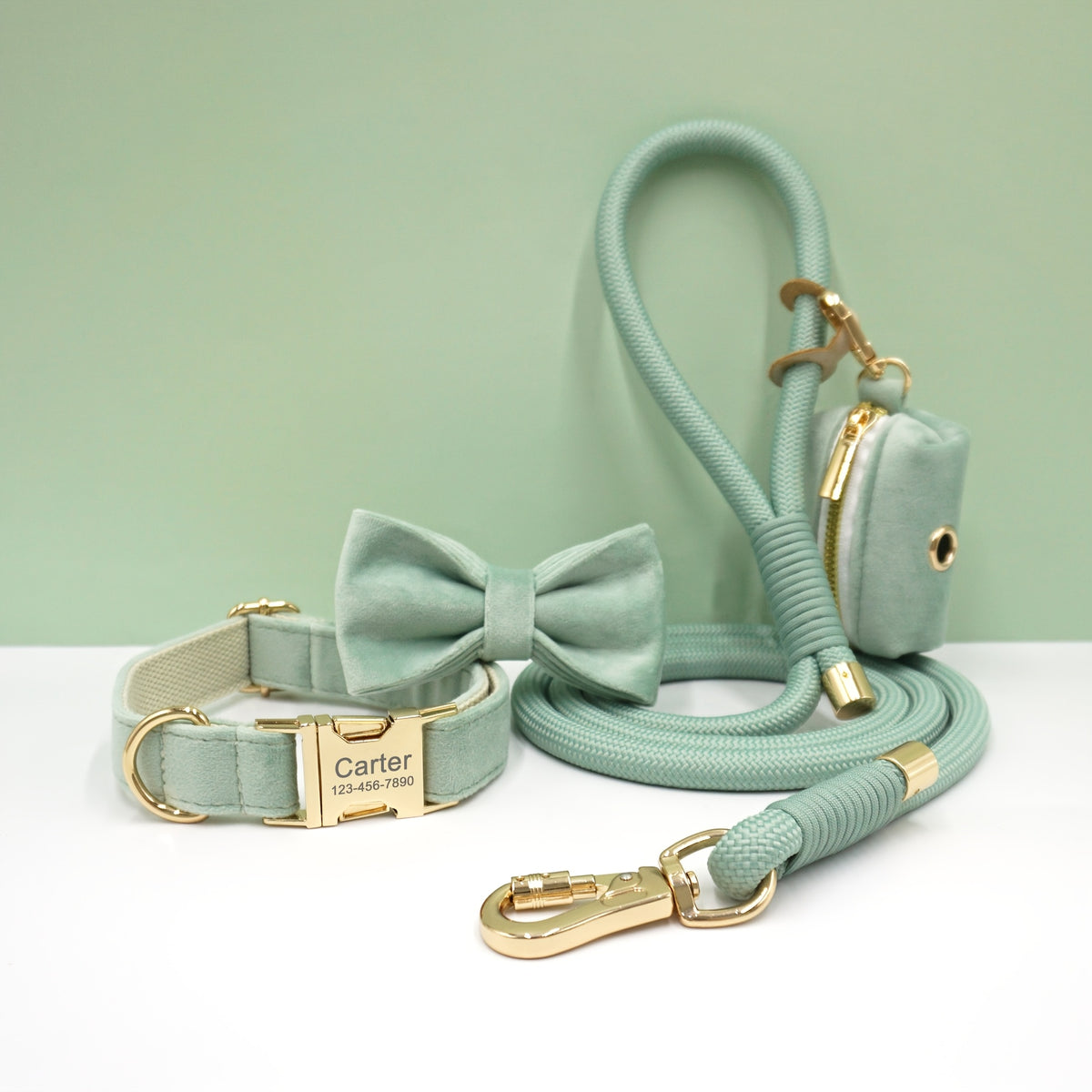 مجموعة من 4 قطع/طقم طوق كلب مخملية ناعمة مخصصة مع أكياس نفايات وقفل يدوي محبوك قوي ومشبك سبائك الزنك، سلسلة دائرية مجانية مع نقش ليزر لاسم الكلب ورقم هاتف المالك هدايا عيد الميلاد للكلاب الذكور والإناث وهدايا زفاف السنة الجديدة