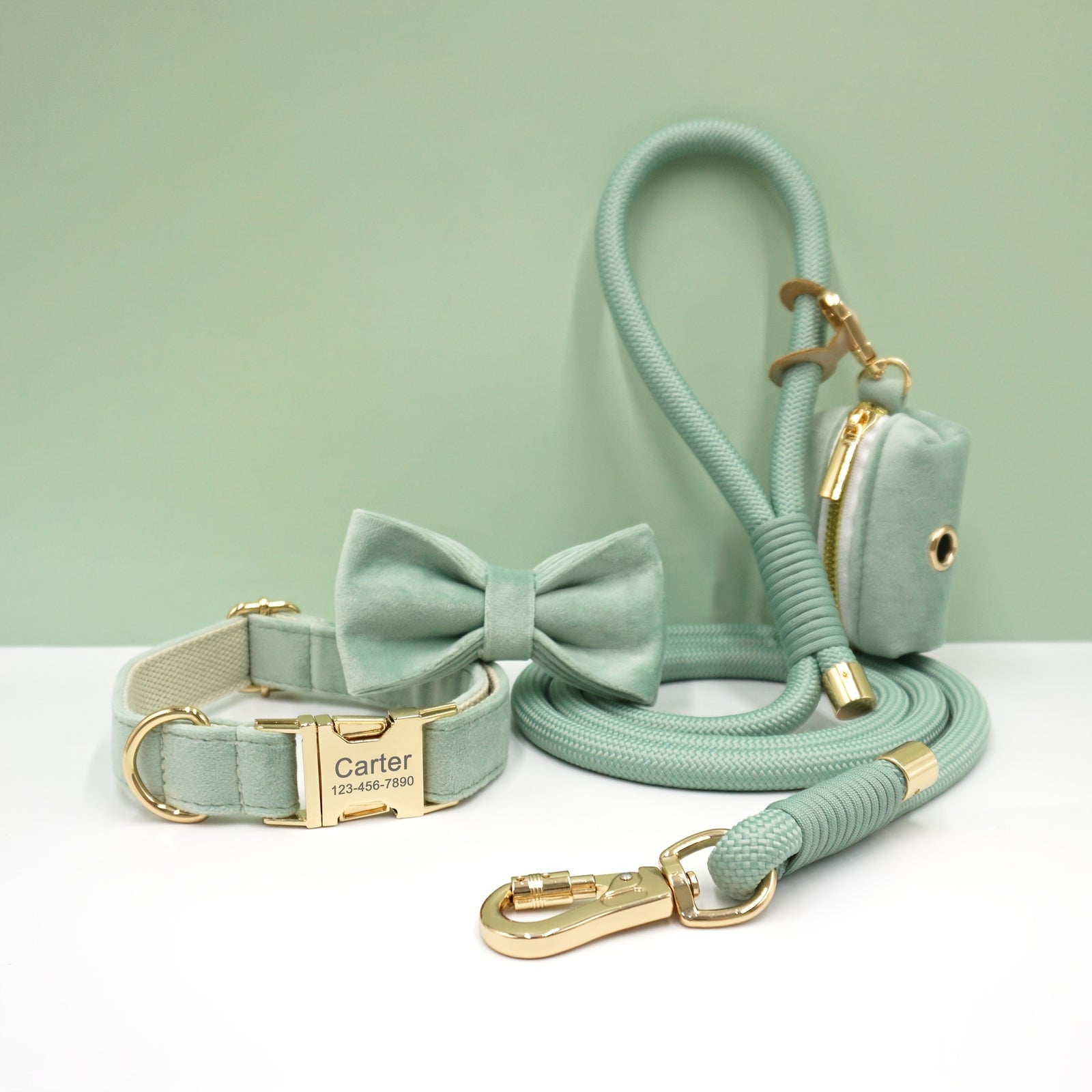 مجموعة من 4 قطع/طقم طوق كلب مخملية ناعمة مخصصة مع أكياس نفايات وقفل يدوي محبوك قوي ومشبك سبائك الزنك، سلسلة دائرية مجانية مع نقش ليزر لاسم الكلب ورقم هاتف المالك هدايا عيد الميلاد للكلاب الذكور والإناث وهدايا زفاف السنة الجديدة