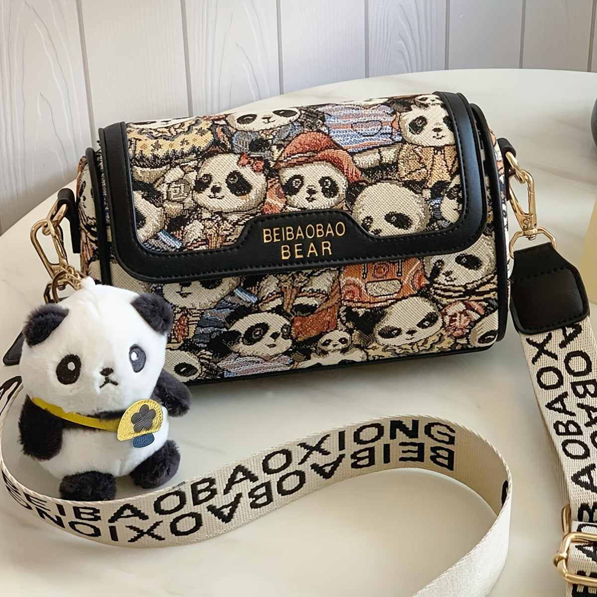 حقيبة كتف بنمرة كرتونية على طراز الموضة، مطرزة بنمط الباندا على جلد PU مع حزام قابل للتعديل وإغلاق بمغناطيس، إكسسوار الموضة بموضوع حيواني من بياجو - أسود وبني فاتح