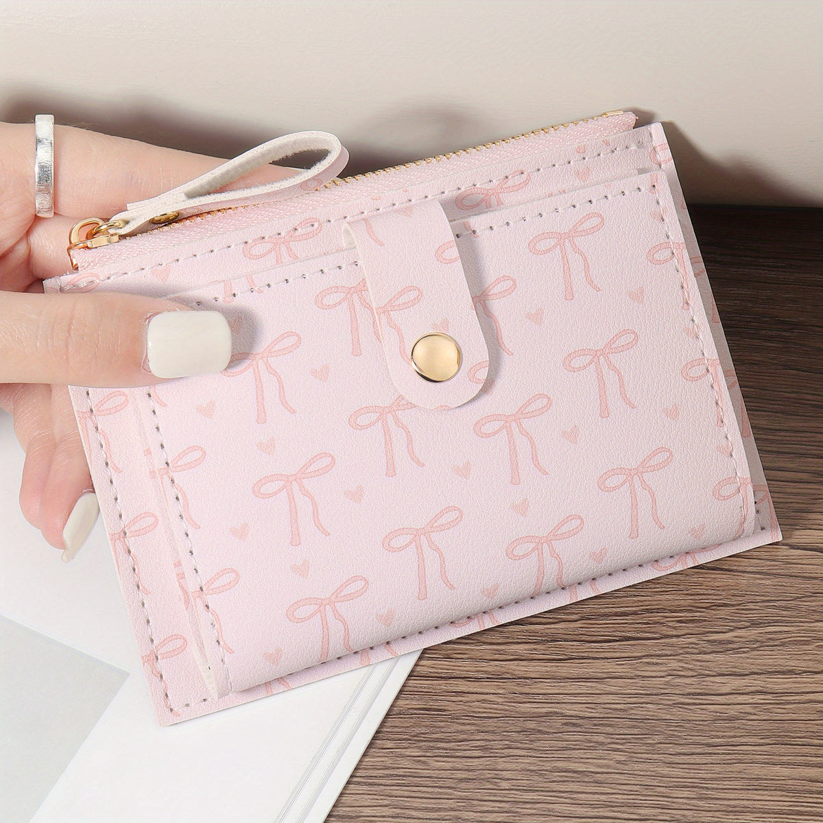 محفظة نسائية قصيرة مطبوعة بأسلوب ريترو، حامل بطاقات ائتمان عالي الجودة، منظم متعدد الفجوات العادي مع إغلاق بسحاب، مبطنة بالبوليستر، مثالية للمساكن الجامعية والاجتماعات الدراسية، تخزين بطاقات ائتمان | محفظة أنيقة | محفظة مبطنة بالبوليستر