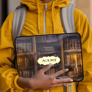 غلاف لابتوب بتصميم مكتبة قديم قابل للتخصيص - ملصق اسم شخصي، بوليستر خفيف ومتين، يناسب أجهزة لابتوب وأيباد من 25.4 إلى 43.18 سم، ديكور كتب وكروم نостالجيكي للسفر والمدرسة والمكتب، حقيبة لابتوب جذابة، إكسسوار مدرسي، جو غامض، سحاب سلس