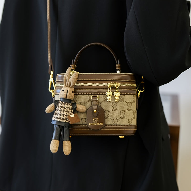 حقيبة كتف أنيقة بطبعة دب عتيق للنساء - بني مع لمسات ذهبية، إغلاق بسحاب، بطانة بوليستر، علامة زينة معلقة، إكسسوار أنيق | تصميم دب عتيق | حقيبة بسحاب