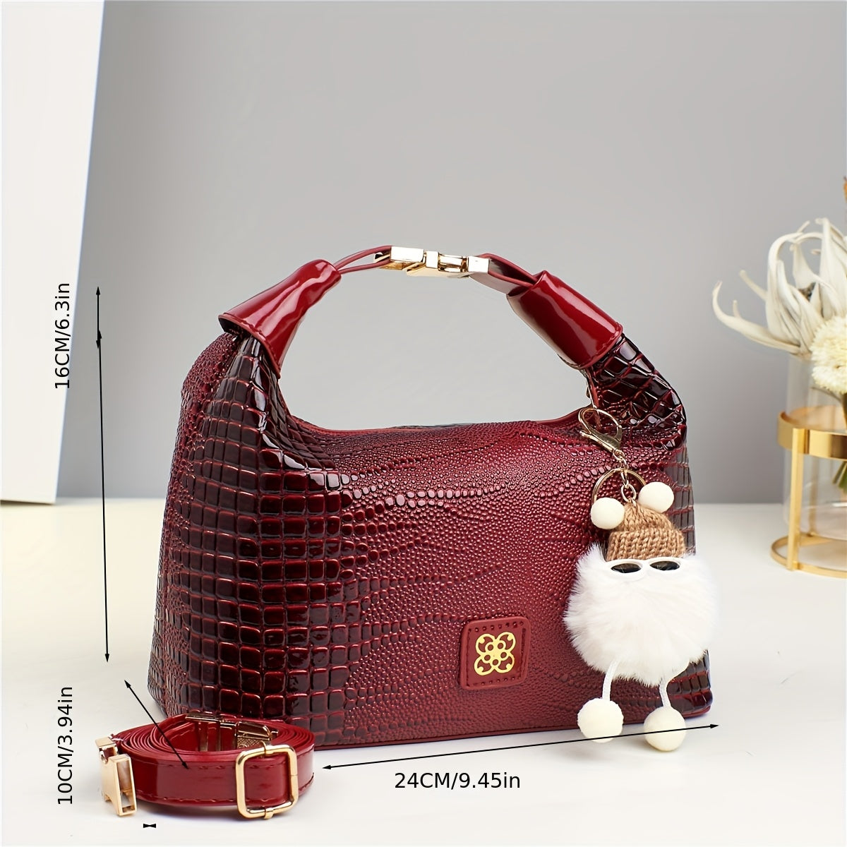 حقيبة يد نسائية أنيقة بتصميم تمساح بارز باللون الأحمر - حقيبة كتف كبيرة بسعة كبيرة مع سوار بوم بوم، بتشطيب لامع، مثالية للاستخدام اليومي