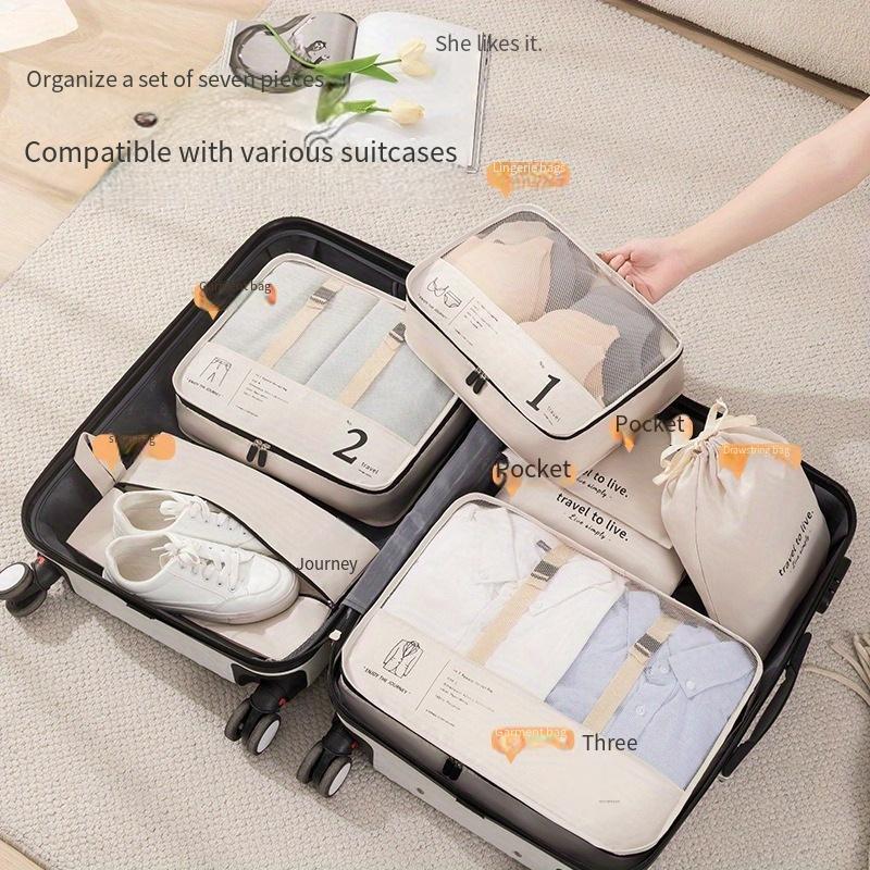 مجموعة منظم السفر المكونة من سبعة قطع - مكعبات تعبئة خفيفة الوزن من البوليستر مع ملصقات قابلة للتخصيص للأمتعة، حقائب تخزين محمولة باللون الأبيض، الأسود، البيج، مثالية لتصنيف الملابس والإكسسوارات، ومنظمات الأمتعة والتخزين.