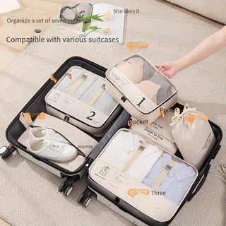 مجموعة منظم السفر المكونة من سبعة قطع - مكعبات تعبئة خفيفة الوزن من البوليستر مع ملصقات قابلة للتخصيص للأمتعة، حقائب تخزين محمولة باللون الأبيض، الأسود، البيج، مثالية لتصنيف الملابس والإكسسوارات، ومنظمات الأمتعة والتخزين.