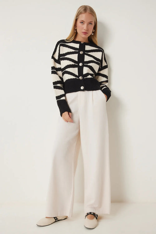 Happiness İstanbul سترة تريكو نسائية سوداء اللون بألوان متباينة وأزرار MX00174