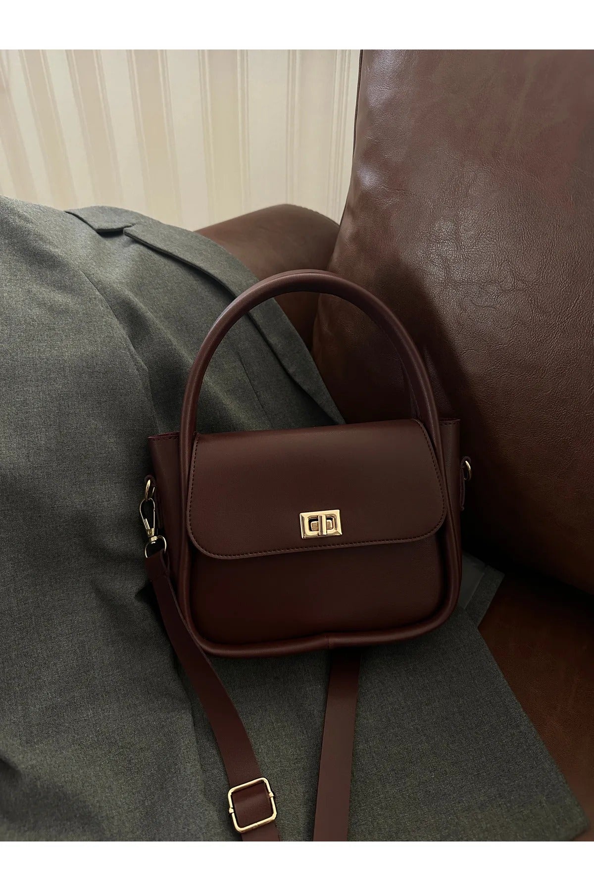 NOTHING حقيبة كتف وحقيبة كروس نسائية ذات قفل ذهبي وحزام قابل للتعديل باللون الأحمر الداكن من Mona