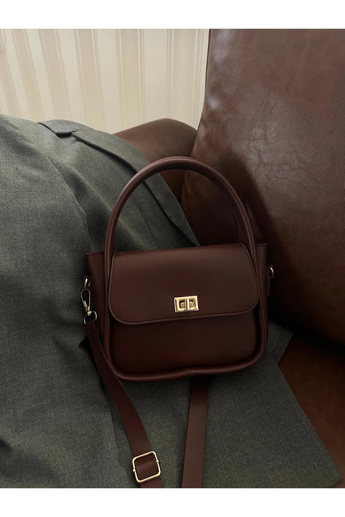 NOTHING حقيبة كتف وحقيبة كروس نسائية ذات قفل ذهبي وحزام قابل للتعديل باللون الأحمر الداكن من Mona