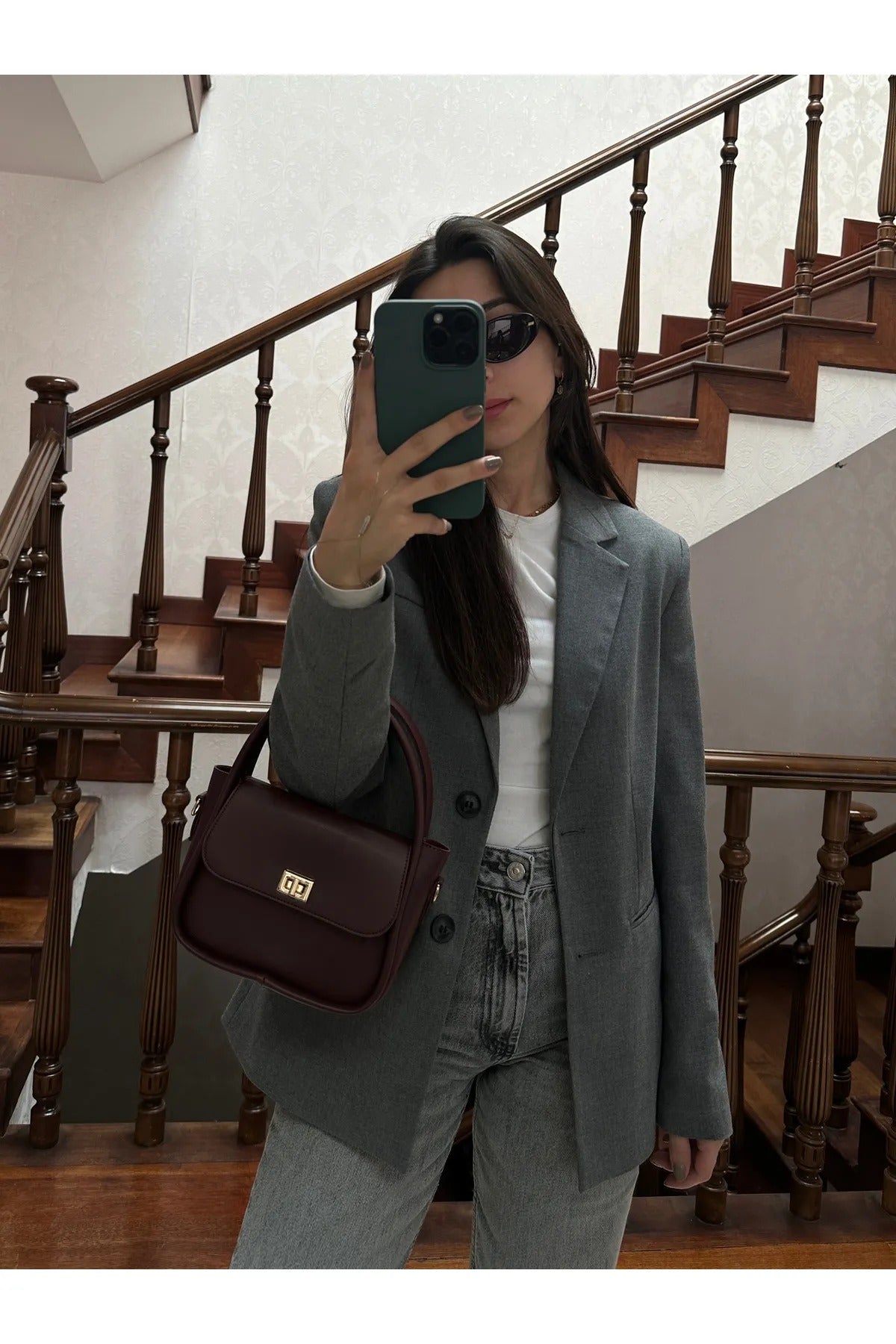 NOTHING حقيبة كتف وحقيبة كروس نسائية ذات قفل ذهبي وحزام قابل للتعديل باللون الأحمر الداكن من Mona