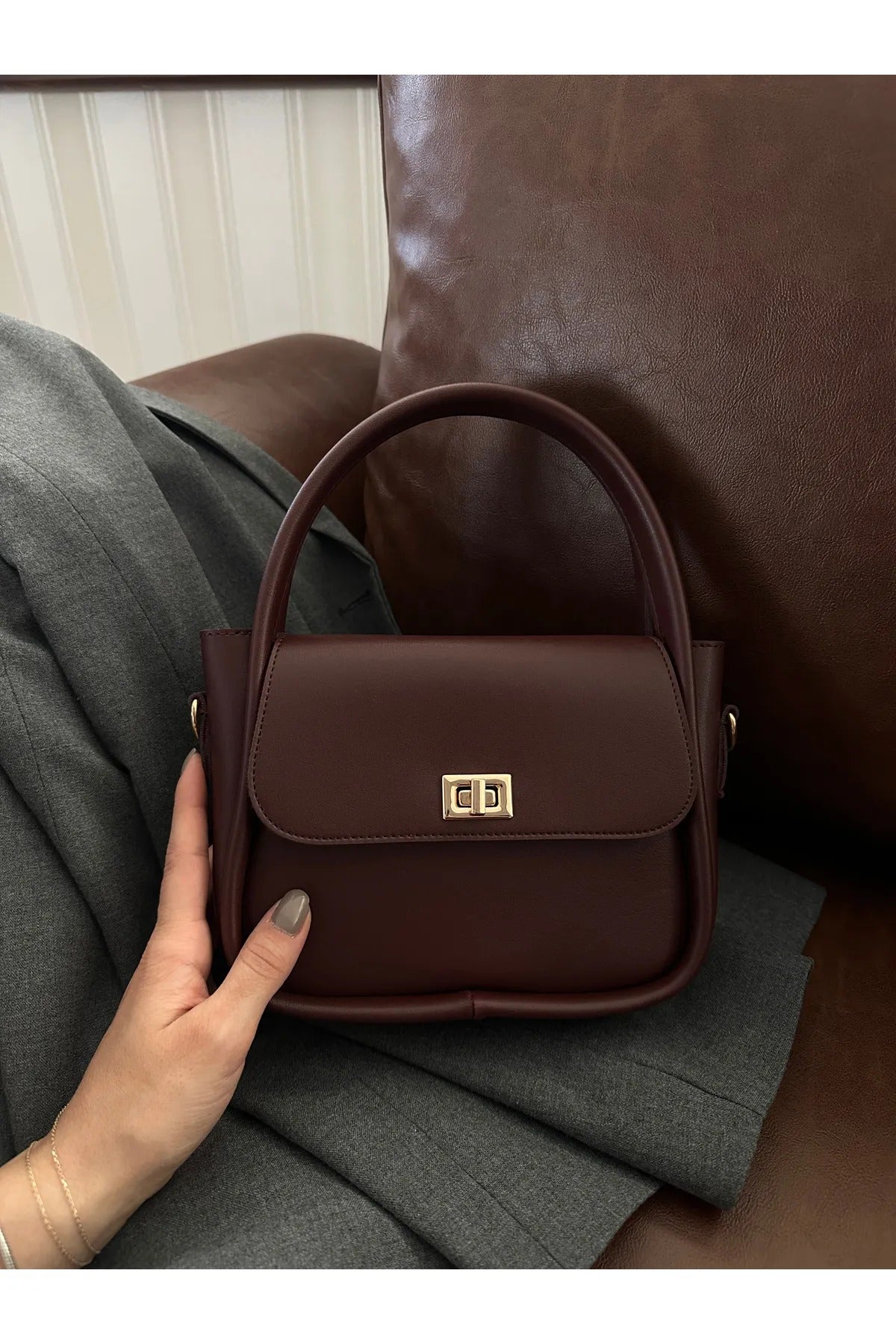 NOTHING حقيبة كتف وحقيبة كروس نسائية ذات قفل ذهبي وحزام قابل للتعديل باللون الأحمر الداكن من Mona