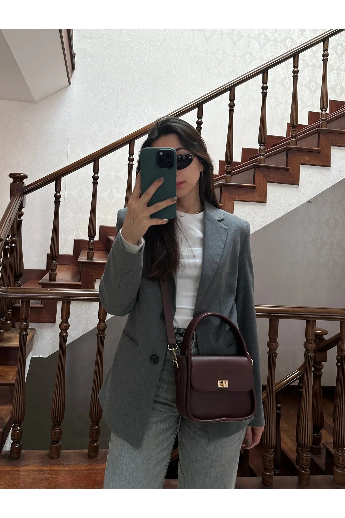 NOTHING حقيبة كتف وحقيبة كروس نسائية ذات قفل ذهبي وحزام قابل للتعديل باللون الأحمر الداكن من Mona