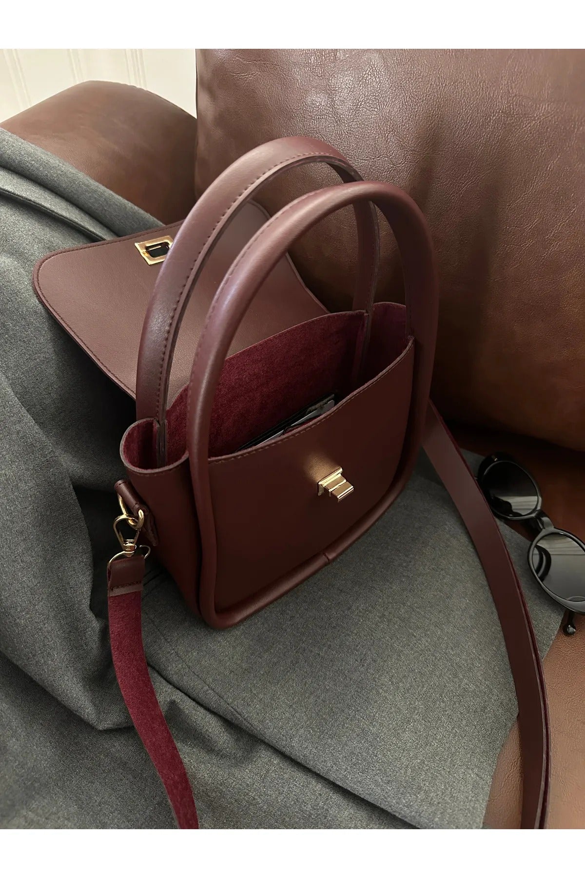 NOTHING حقيبة كتف وحقيبة كروس نسائية ذات قفل ذهبي وحزام قابل للتعديل باللون الأحمر الداكن من Mona