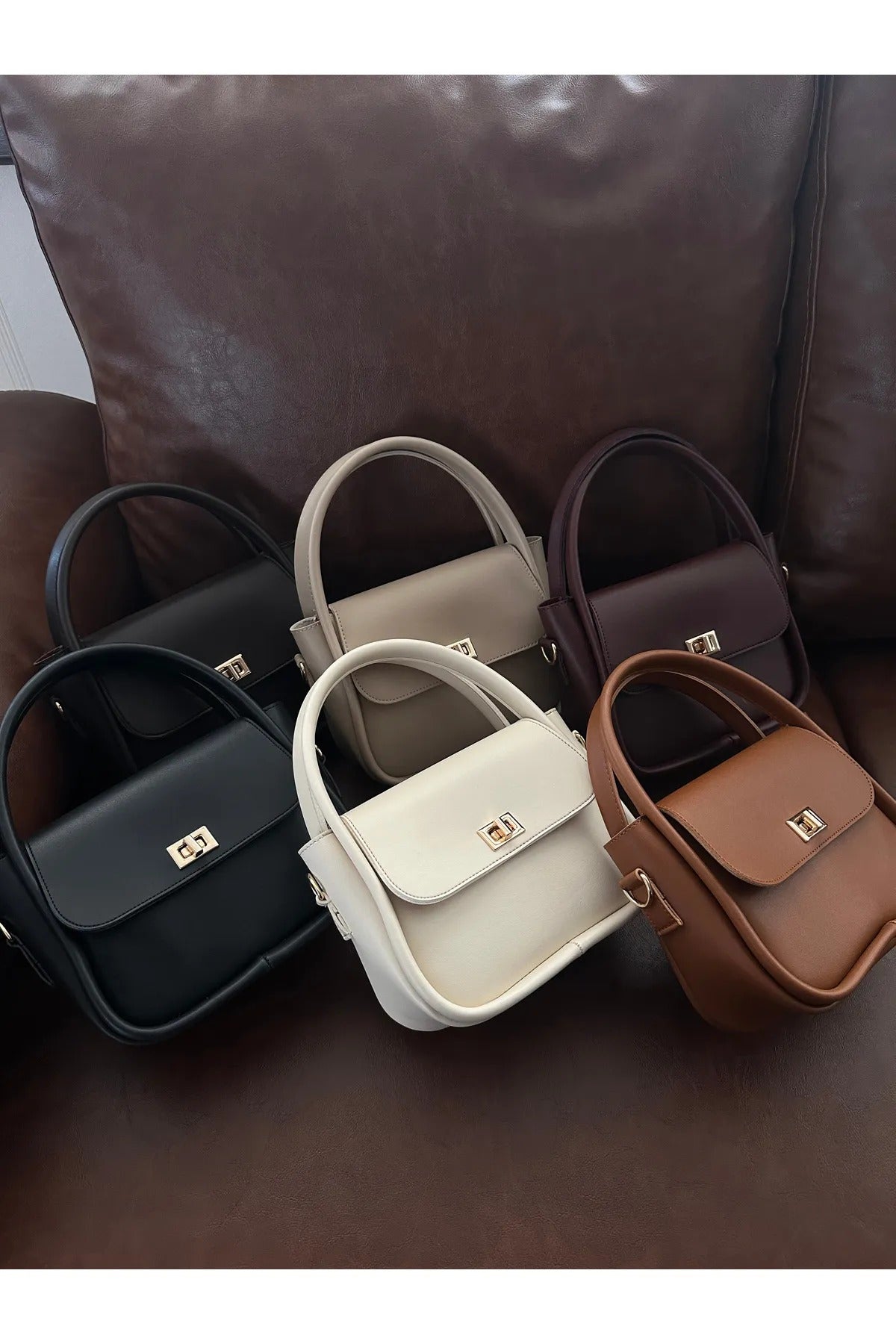 NOTHING حقيبة كتف وحقيبة كروس نسائية ذات قفل ذهبي وحزام قابل للتعديل باللون الأحمر الداكن من Mona