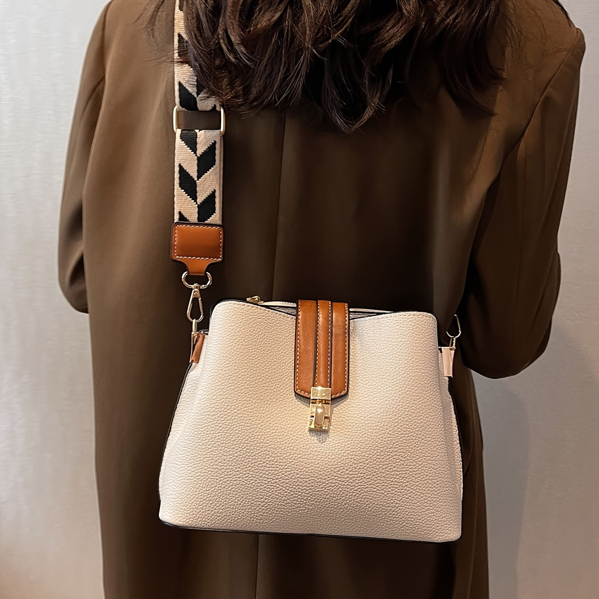 حقيبة كتف نسائية أنيقة بتصميم دلو مع حزام قابل للتعديل وإغلاق بقفل دوار - خفيفة الوزن للاستخدام اليومي، بألوان الكاكي/القهوة/الأبيض/الأسود، مزينة بمعدات ولمسات ذهبية، تصميم كلاسيكي بنسيج نواة الليتشي