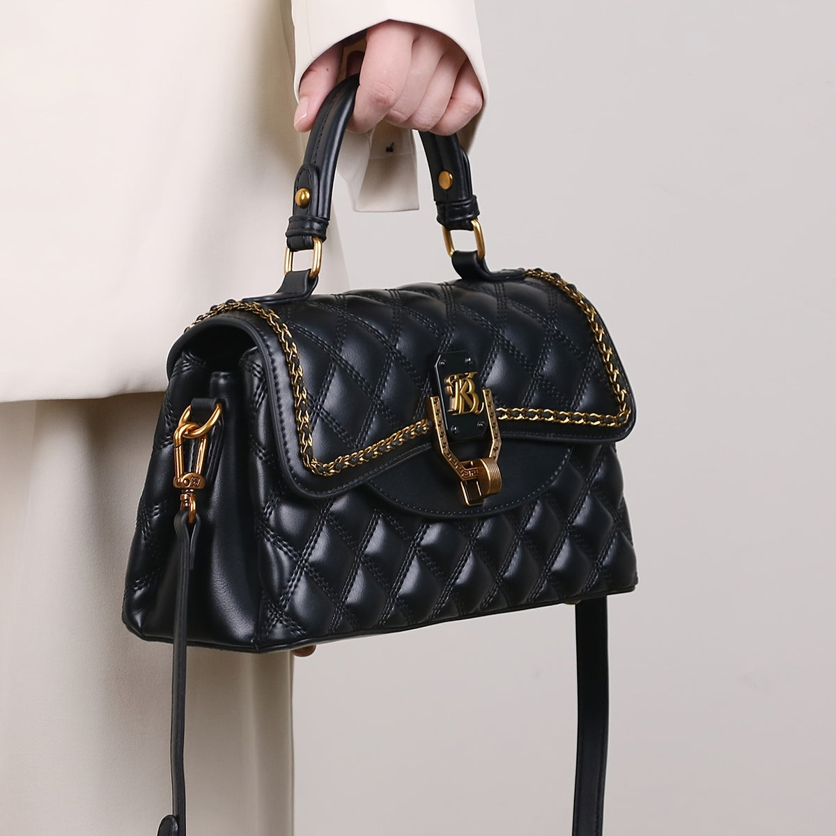2025 الربيع / الصيف الجديد - حقيبة يد سوداء أنيقة مبطنة بسلسلة ذهبية وحزام سلسلة وتغيير الإغلاق ، حقيبة كتف وفاخرة خفيفة للتنقل ، إكسسوارات أزياء متعددة الاستخدامات ، حقيبة التنقل | حقيبة حمل بنمط مبطن | حقيبة يد متينة ، حقيبة يد