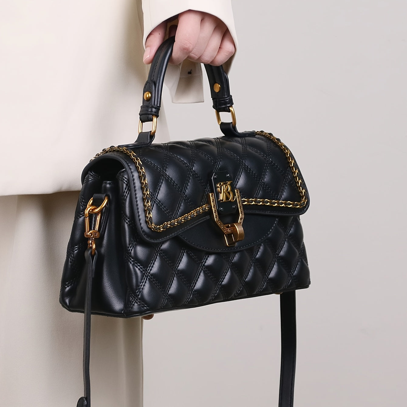 2025 الربيع / الصيف الجديد - حقيبة يد سوداء أنيقة مبطنة بسلسلة ذهبية وحزام سلسلة وتغيير الإغلاق ، حقيبة كتف وفاخرة خفيفة للتنقل ، إكسسوارات أزياء متعددة الاستخدامات ، حقيبة التنقل | حقيبة حمل بنمط مبطن | حقيبة يد متينة ، حقيبة يد