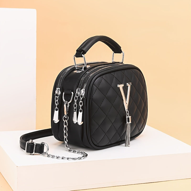 حقيبة كتف نسائية، مصنوعة من الجلد الصناعي الأسود مع تفاصيل بيضاء، إغلاق بسحاب، حقيبة ظهر متقاطعة مع بطانة من الجلد الصناعي، تفاصيل طلاء الحواف