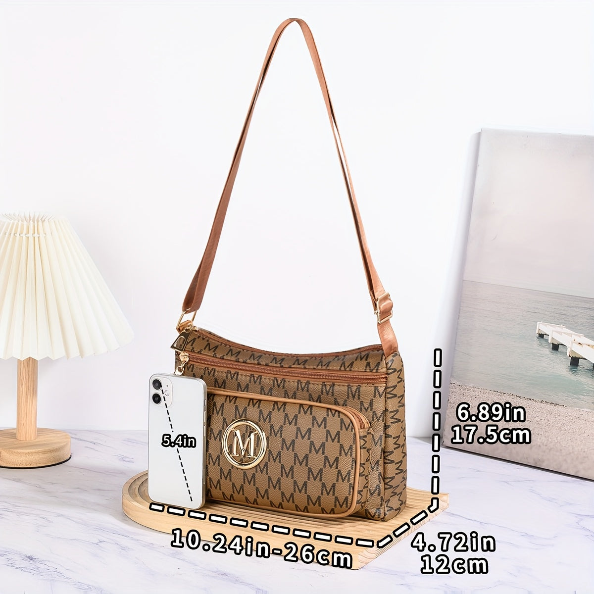 حقيبة كتف مستوحاة من العصور القديمة مع حزام قابل للتعديل، مقصورة بسحاب متعددة الطبقات، وتصميم طباعة حروف أنيق - خيارات بيضاء، زرقاء، بنية، وكرامية للنساء، حقيبة إكسسوارات| حقيبة كتف قديمة| Ba