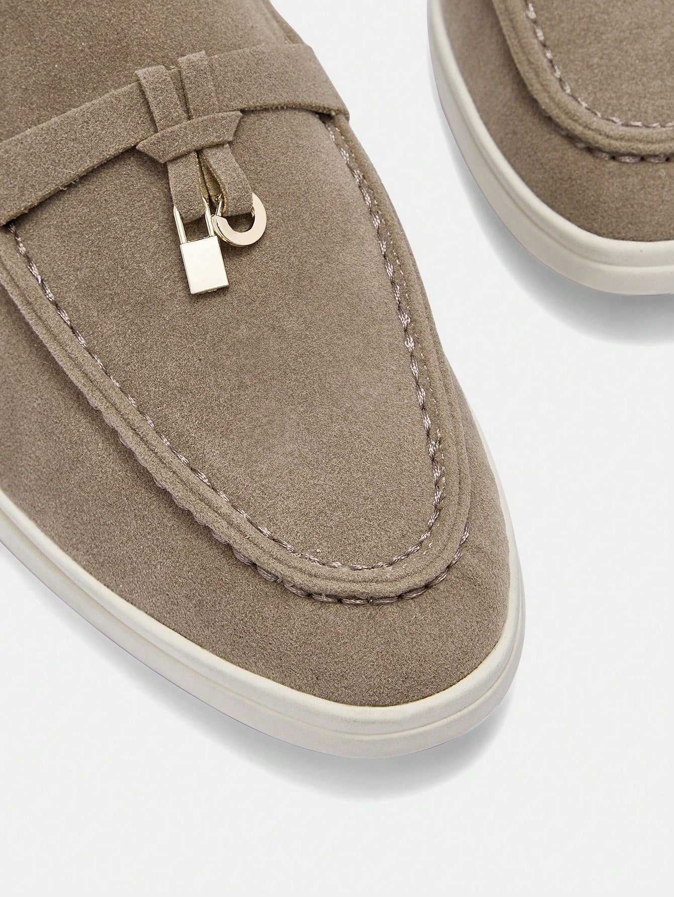 CUCCOO BIZCHIC أحذية نسائية براقة للاستخدام اليومي ذات أصبع حاد وفردية للارتداء في عطلات أعياد الميلاد ورأس السنة الجديدة وفي الخريف والشتاء