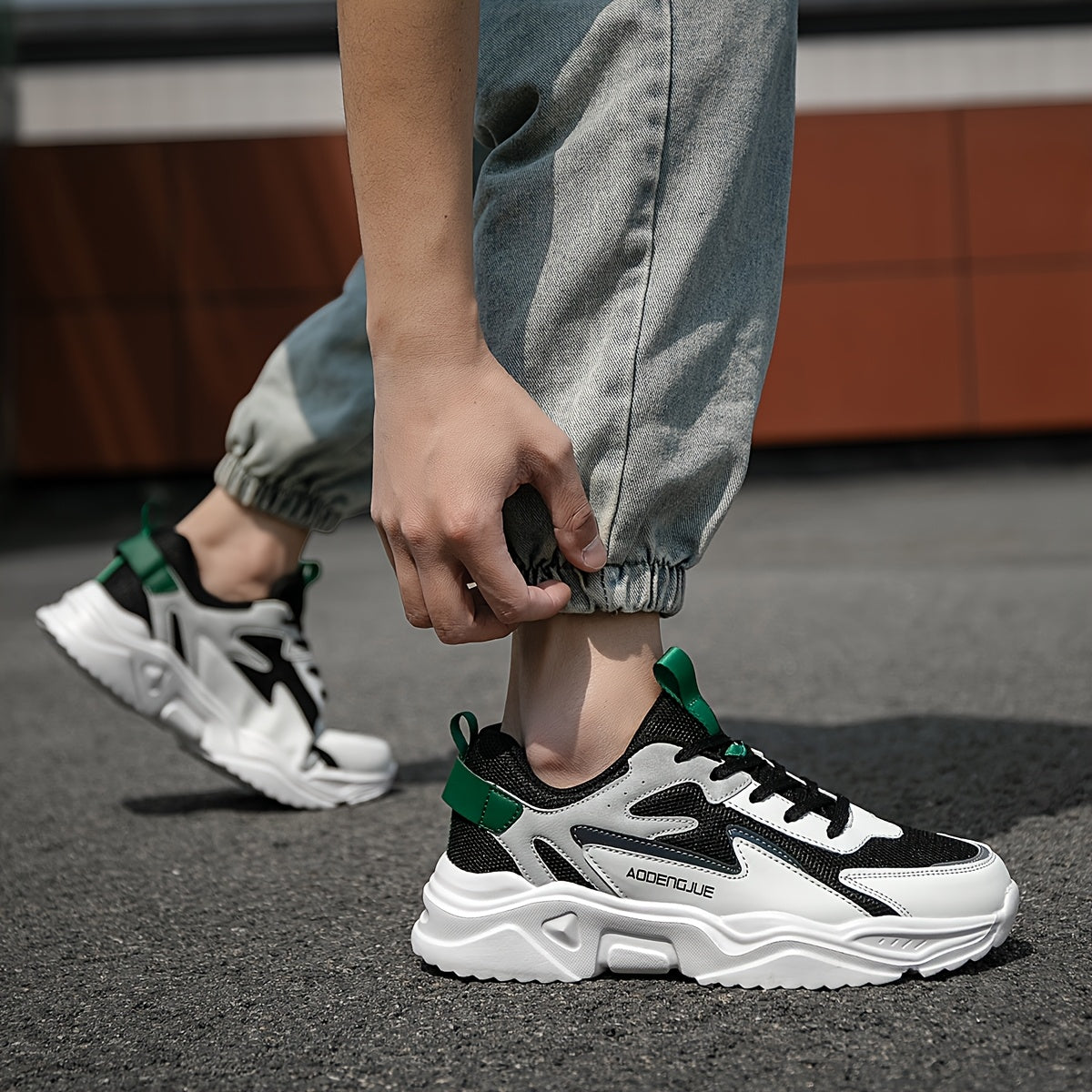 حذاء سنيكرز رجالي خفيف الوزن بتصميم كاجوال