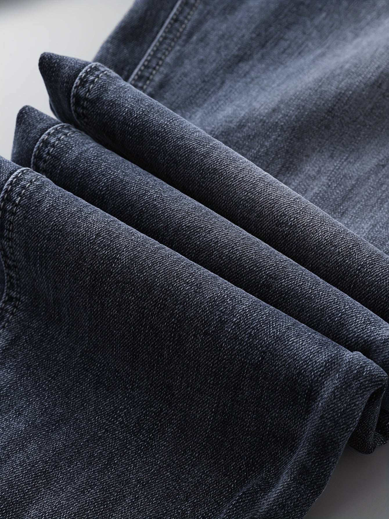 جينز رجالي بقصة ضيقة ومطاطية