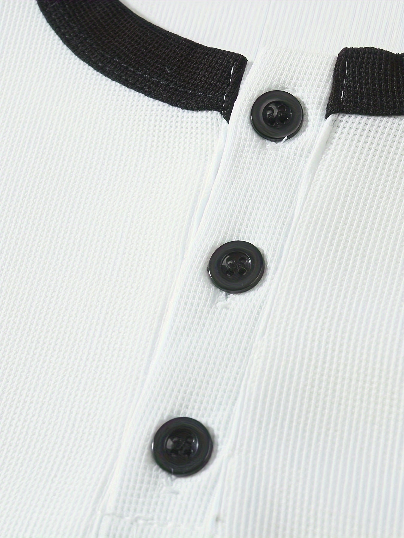 تي شيرت رجالي بأكمام طويلة ورقبة دائرية بقصة ضيقة مع نصف زر