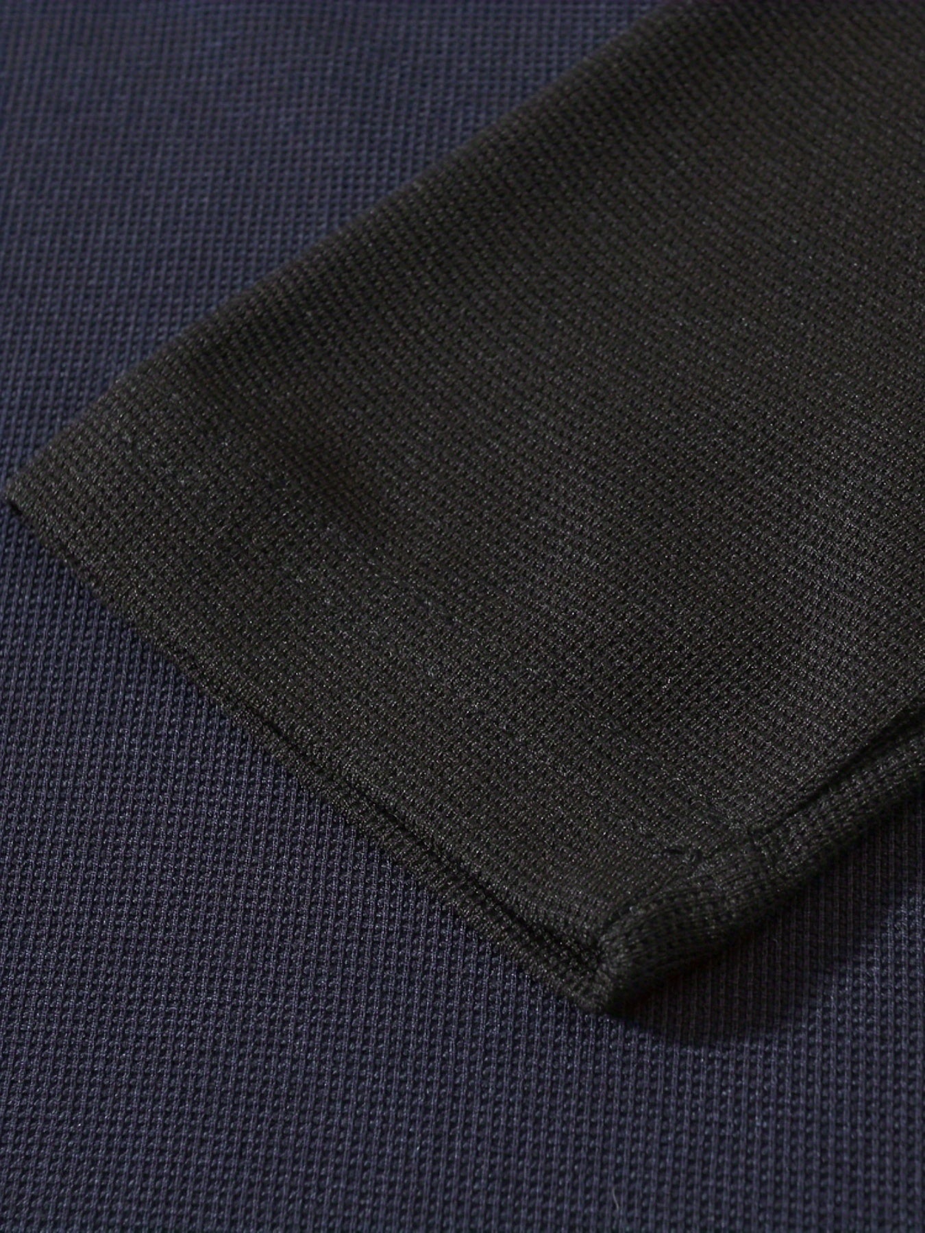 تي شيرت رجالي بأكمام طويلة ورقبة دائرية بقصة ضيقة مع نصف زر