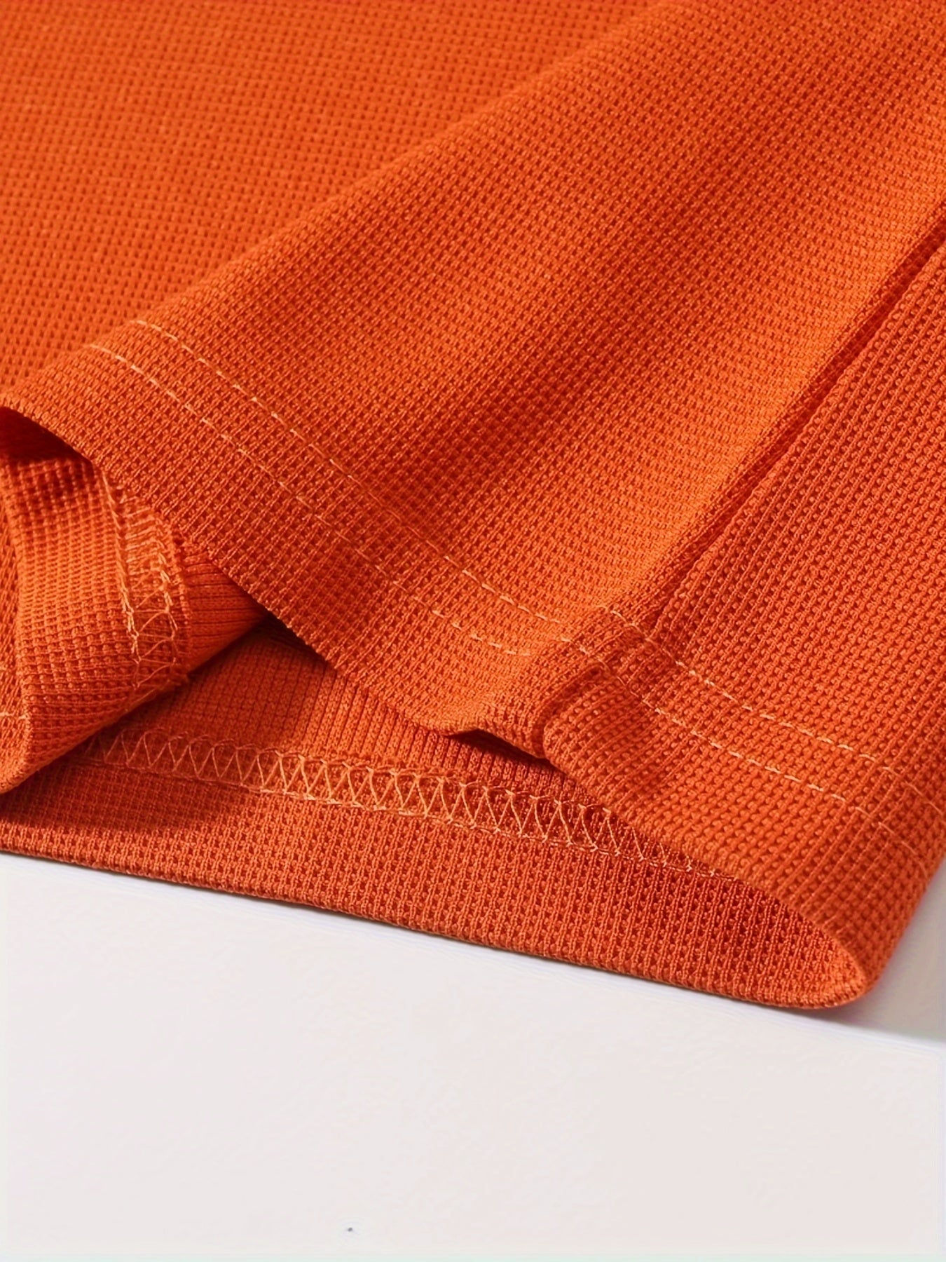 تي شيرت رجالي بأكمام طويلة ورقبة دائرية بقصة ضيقة مع نصف زر