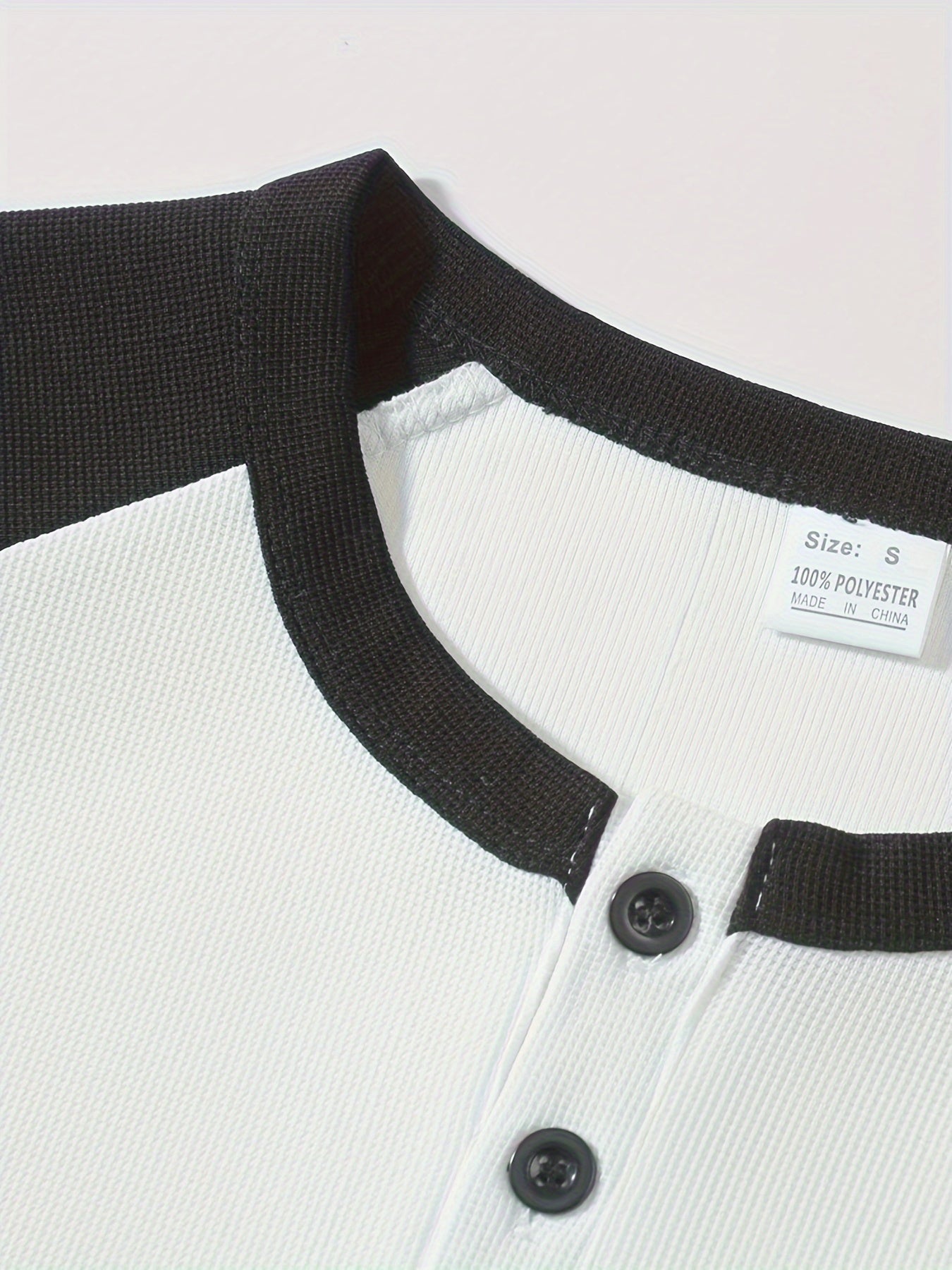 تي شيرت رجالي بأكمام طويلة ورقبة دائرية بقصة ضيقة مع نصف زر