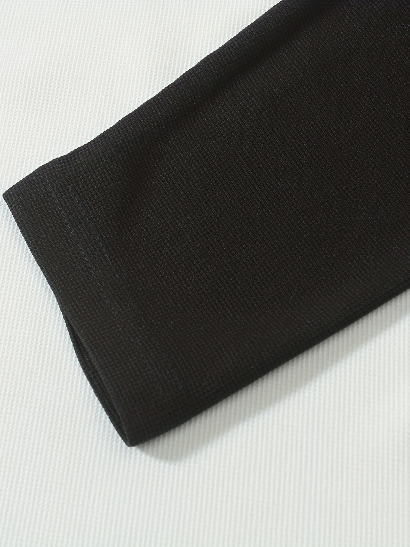 تي شيرت رجالي بأكمام طويلة ورقبة دائرية بقصة ضيقة مع نصف زر