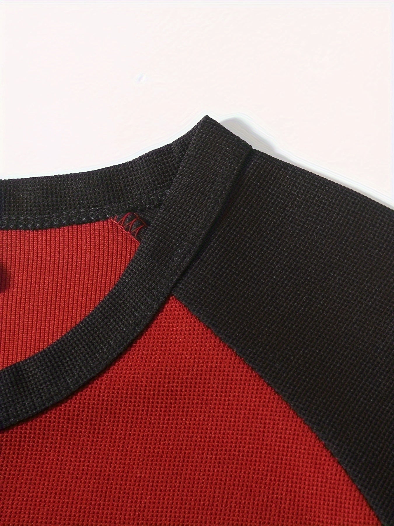 تي شيرت رجالي بأكمام طويلة ورقبة دائرية بقصة ضيقة مع نصف زر