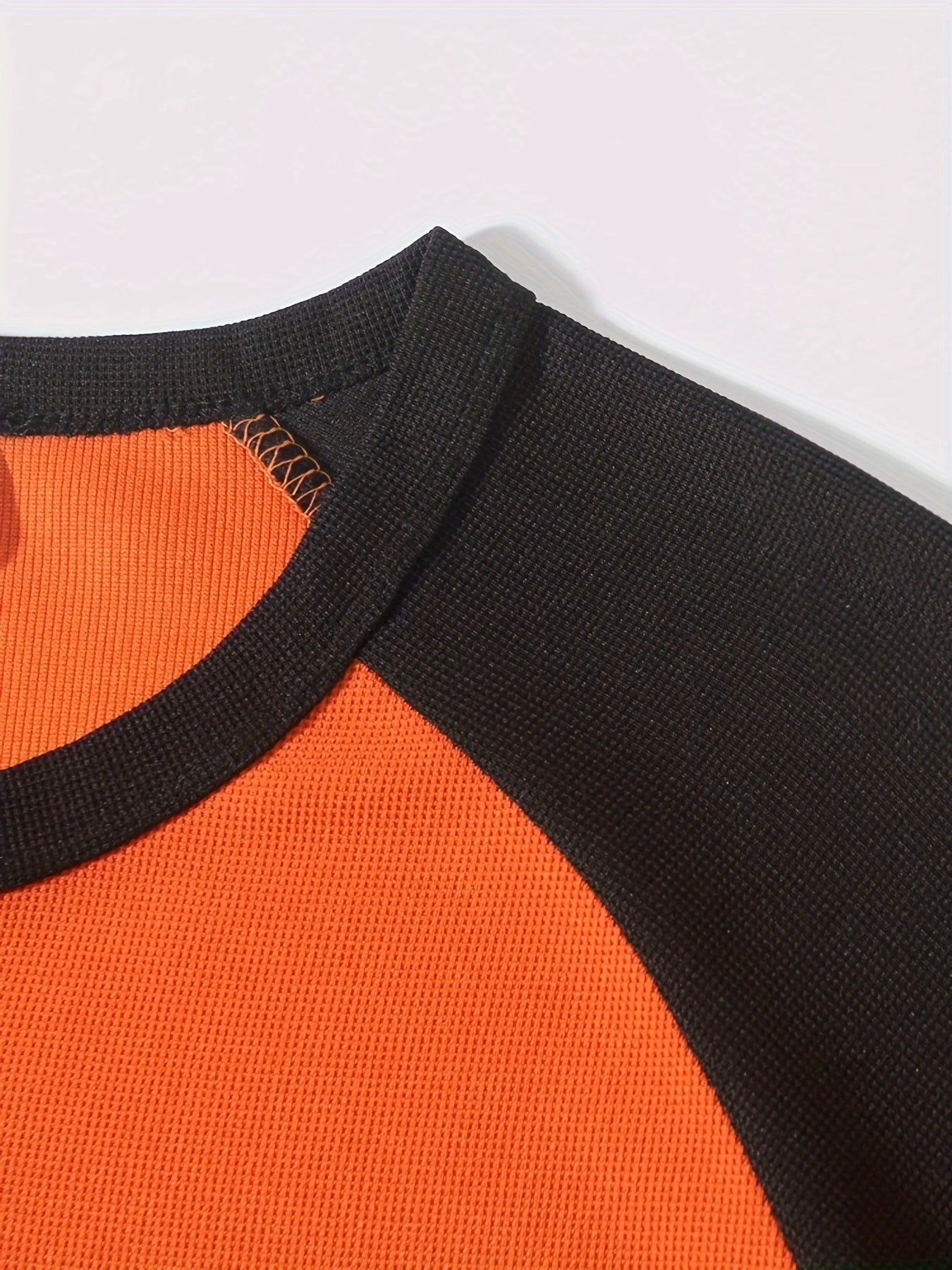 تي شيرت رجالي بأكمام طويلة ورقبة دائرية بقصة ضيقة مع نصف زر