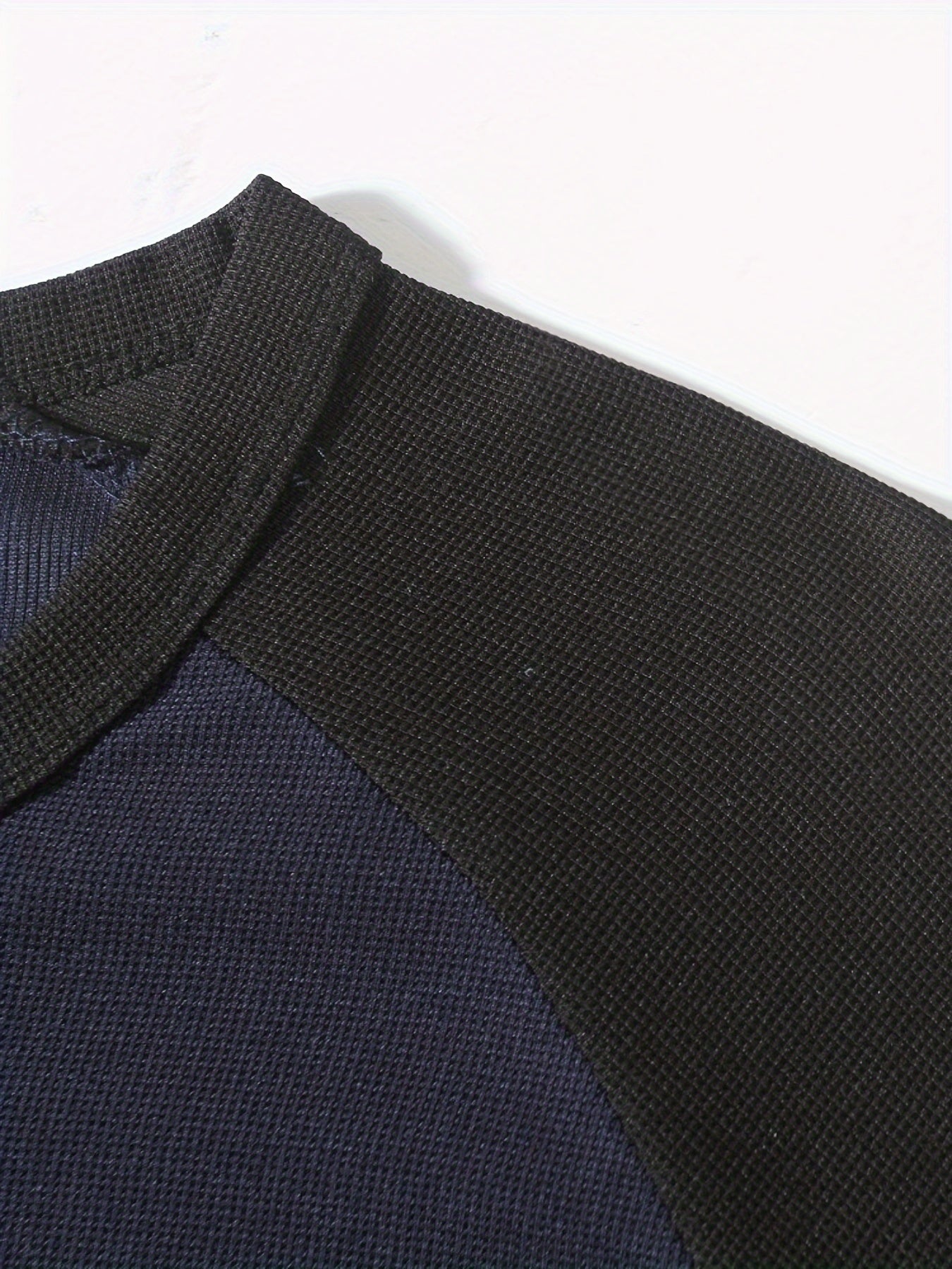 تي شيرت رجالي بأكمام طويلة ورقبة دائرية بقصة ضيقة مع نصف زر