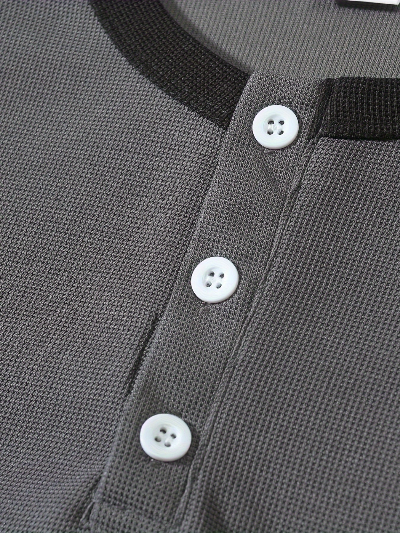 تي شيرت رجالي بأكمام طويلة ورقبة دائرية بقصة ضيقة مع نصف زر