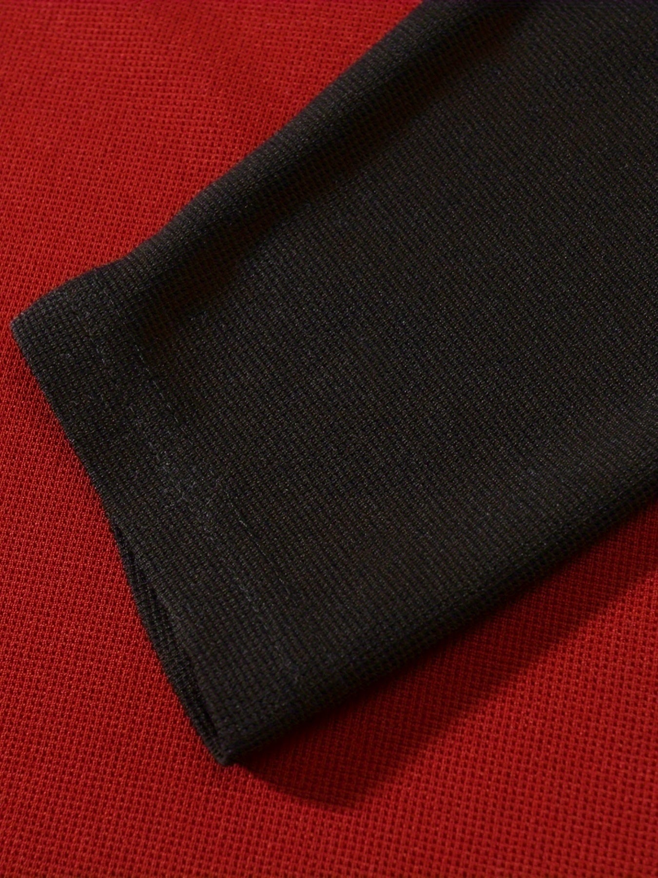 تي شيرت رجالي بأكمام طويلة ورقبة دائرية بقصة ضيقة مع نصف زر